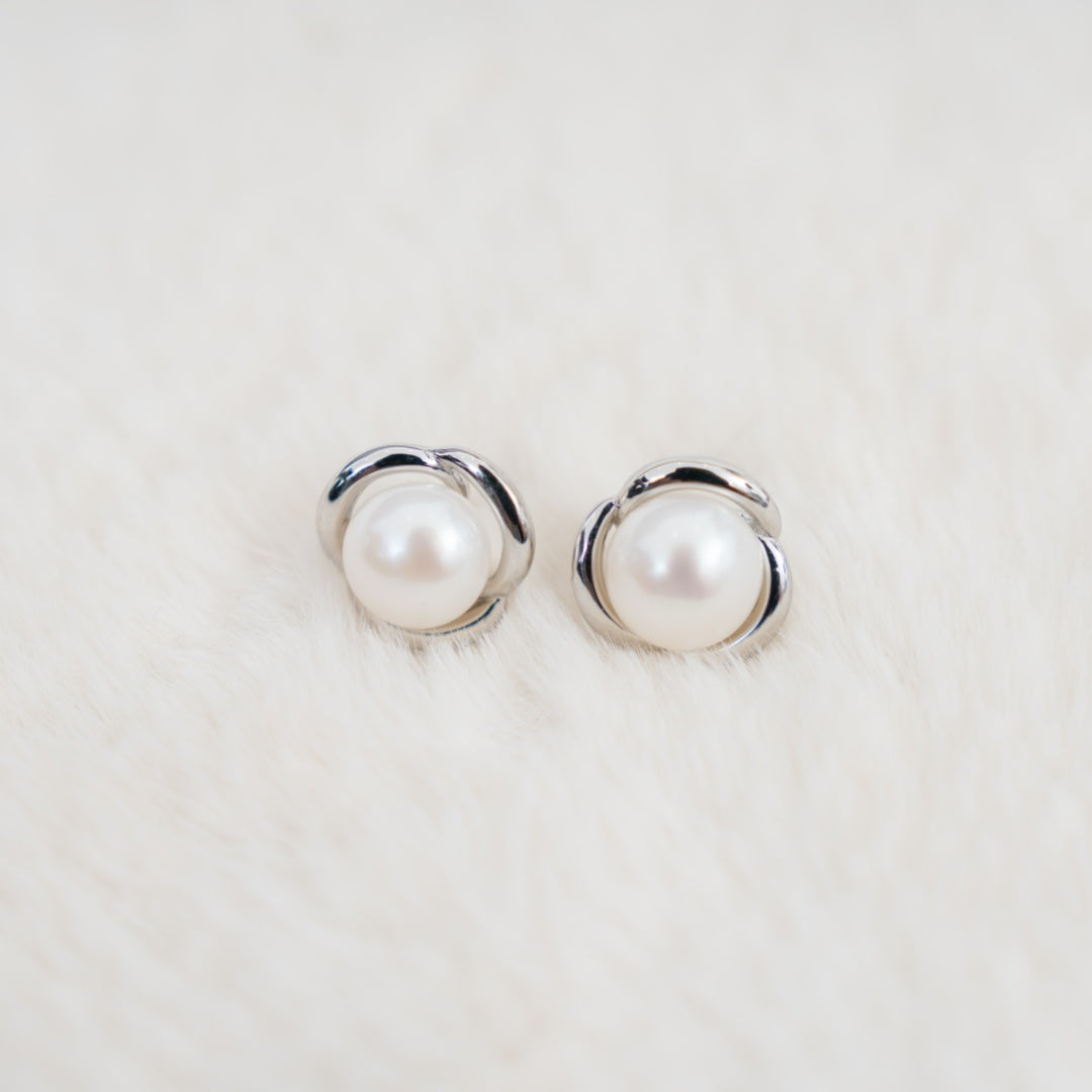 Classic Pearl Stud Earrings for Women – Elegant Silver-Tone Flower Setting with Round Pearls, Timeless Jewelry for Weddings, Parties & Everyday Wear