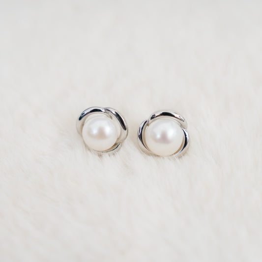 Classic Pearl Stud Earrings for Women – Elegant Silver-Tone Flower Setting with Round Pearls, Timeless Jewelry for Weddings, Parties & Everyday Wear
