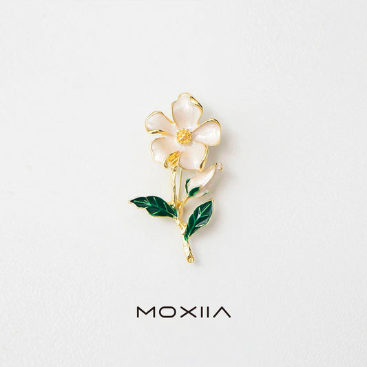 Elegant Gardenia Flower Brooch with Gold-Plated Detailing, White Enamel & Green Leaves – Timeless Floral Pin for Women, Perfect Gift for Special Occasions