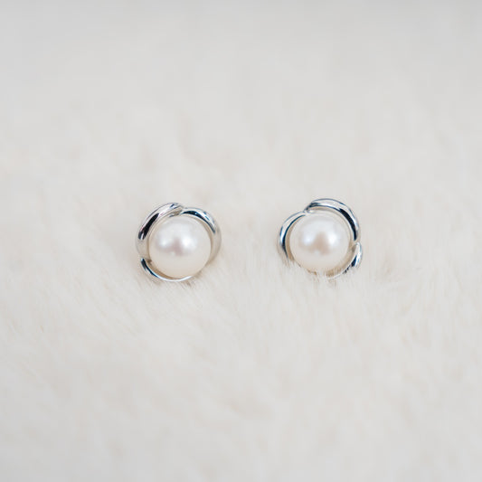 Classic Pearl Stud Earrings for Women – Elegant Silver-Tone Flower Setting with Round Pearls, Timeless Jewelry for Weddings, Parties & Everyday Wear