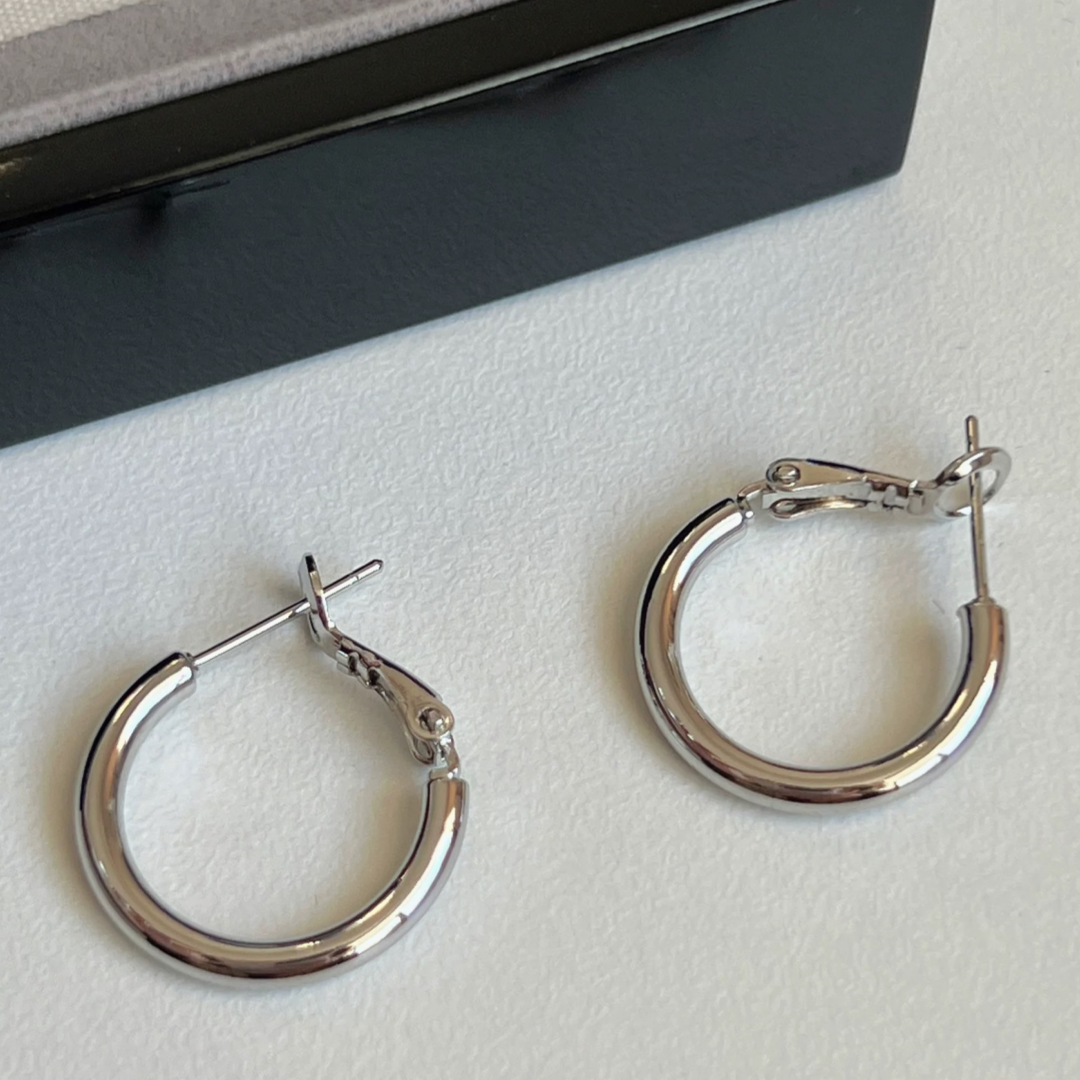 Classic Silver Hoop Earrings – Minimalist Lightweight Hoops for Women, Everyday Jewelry with Polished Finish, Timeless & Versatile Design