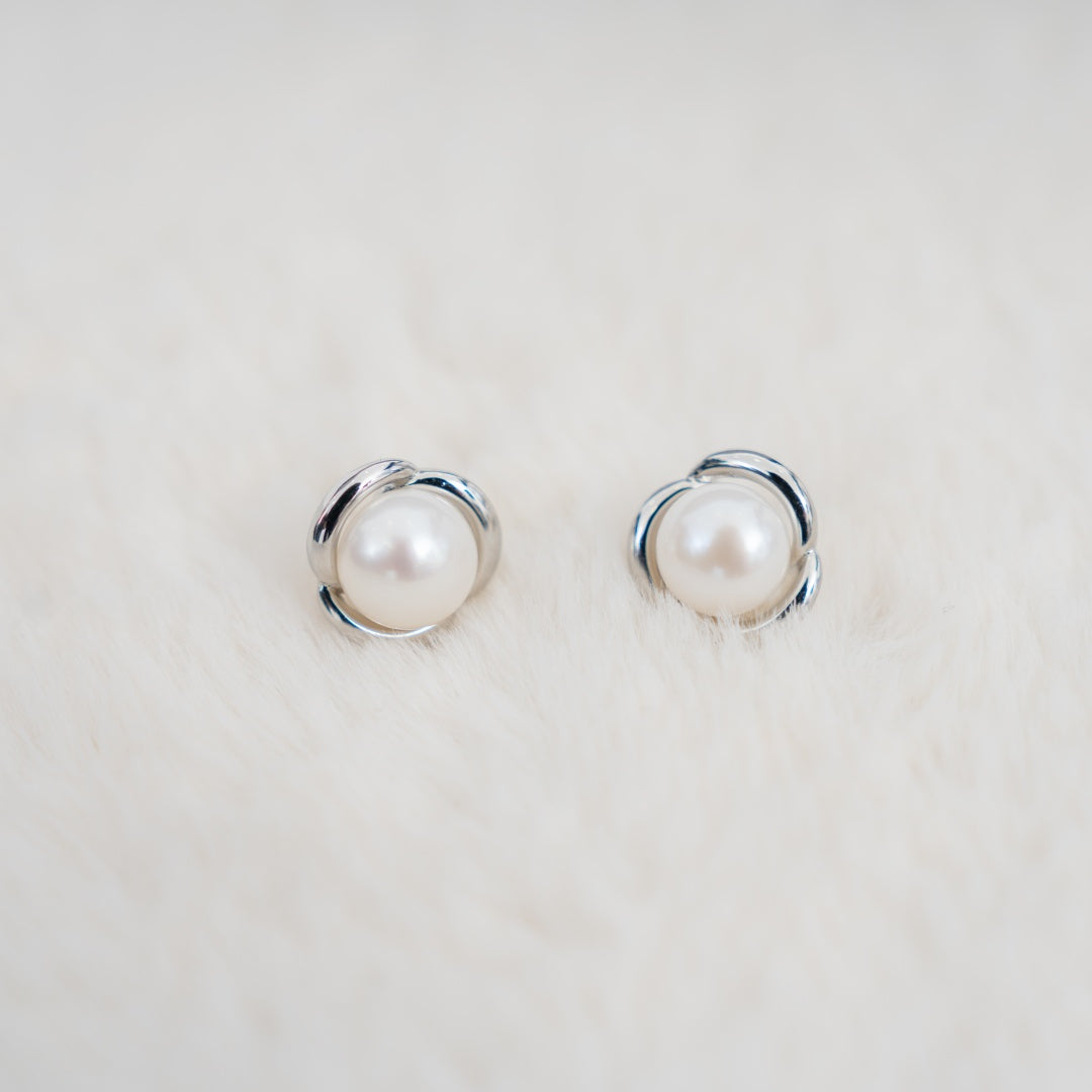 Classic Pearl Stud Earrings for Women – Elegant Silver-Tone Flower Setting with Round Pearls, Timeless Jewelry for Weddings, Parties & Everyday Wear