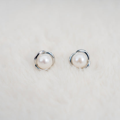 Classic Pearl Stud Earrings for Women – Elegant Silver-Tone Flower Setting with Round Pearls, Timeless Jewelry for Weddings, Parties & Everyday Wear