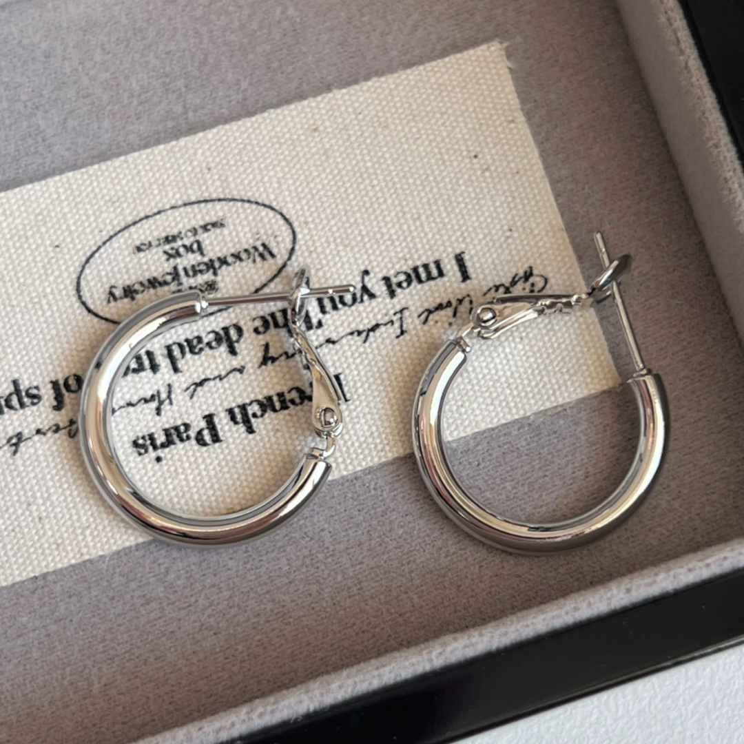 Classic Silver Hoop Earrings – Minimalist Lightweight Hoops for Women, Everyday Jewelry with Polished Finish, Timeless & Versatile Design