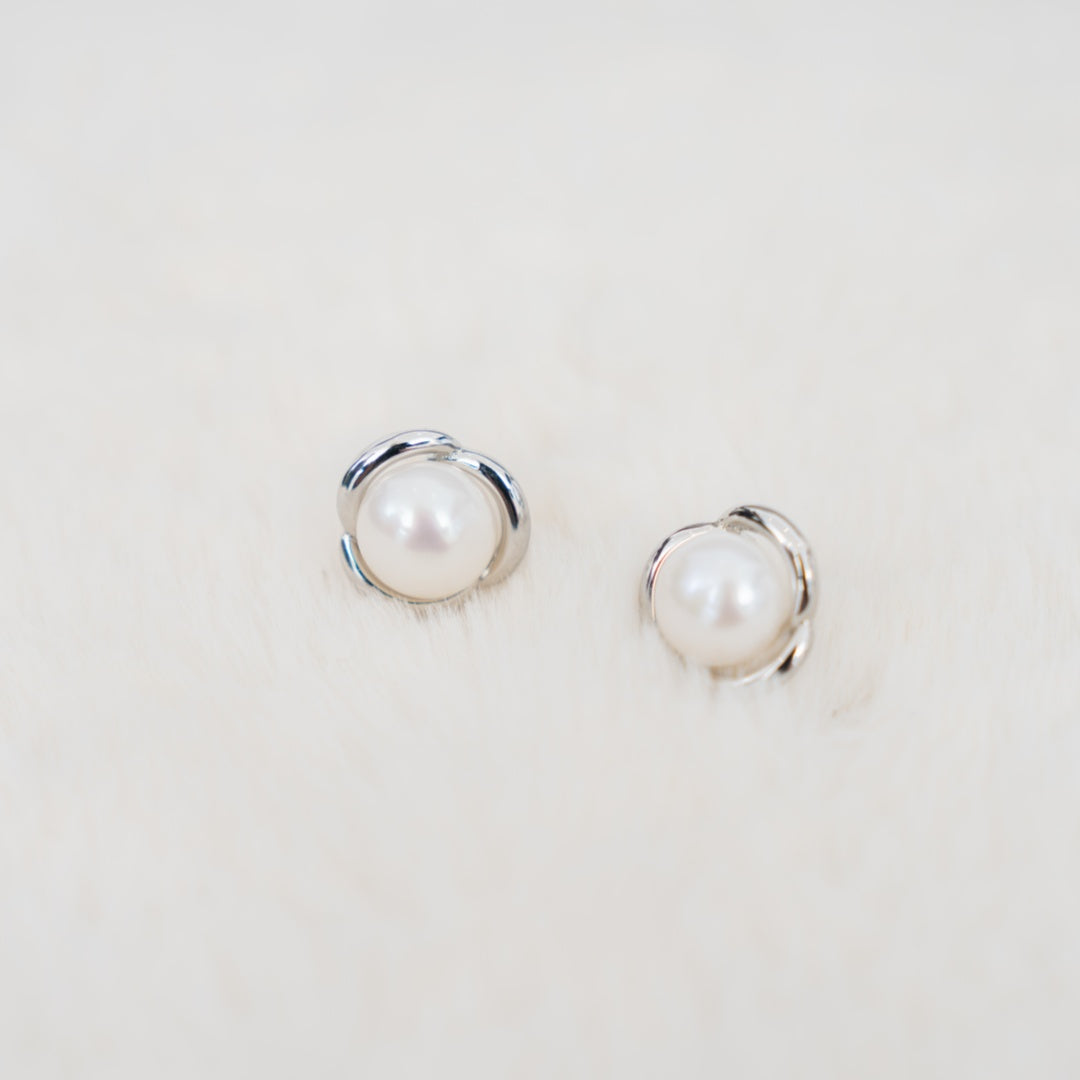 Classic Pearl Stud Earrings for Women – Elegant Silver-Tone Flower Setting with Round Pearls, Timeless Jewelry for Weddings, Parties & Everyday Wear